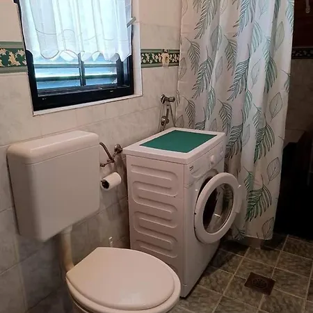With A Parking Space - 16226 فير